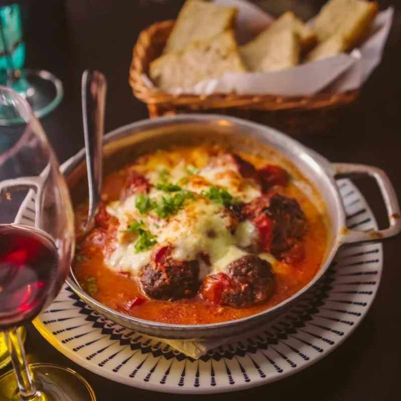 Foto das almondegas com queijo mineiro no cardapio oficial do Cabernet