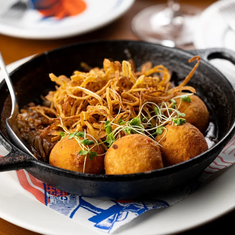 Foto do cupim braseado com bolotas de mandioca e cebola crispy no cardapio oficial do Cabernet