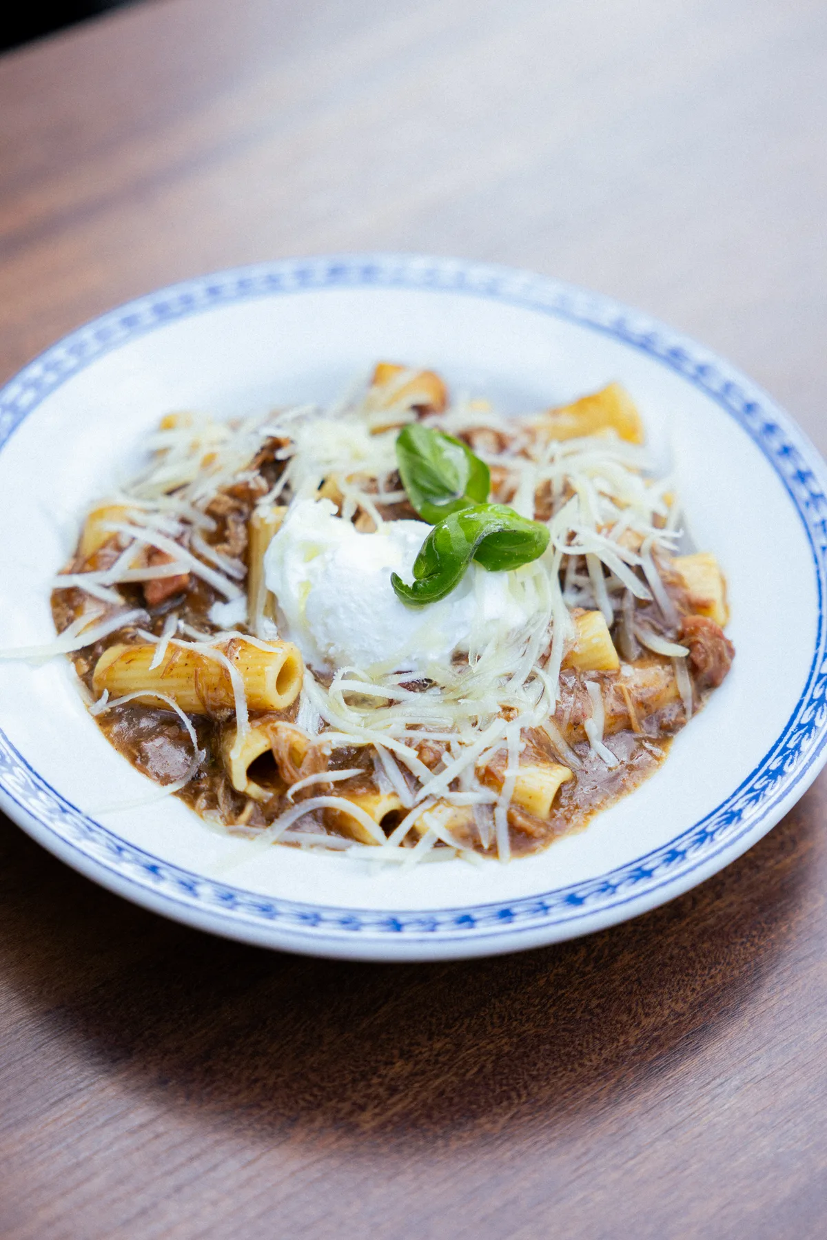 Foto oficial do rigatoni com ragu de tres carnes